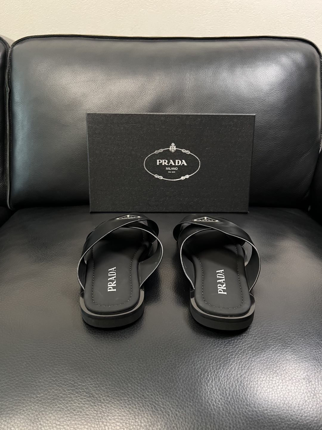 Prada  顶级工艺品，普拉达  拖鞋专柜同步，原厂配置意大利进口牛皮面料，进口牛皮内里垫，透气舒适，