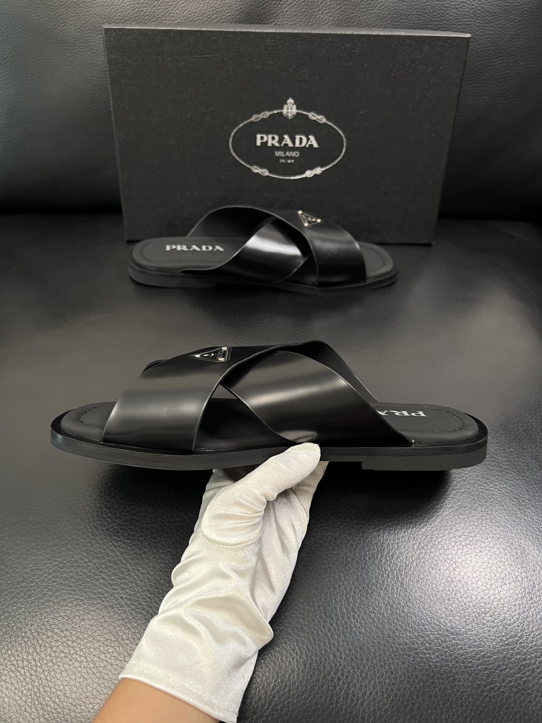 Prada  顶级工艺品，普拉达  拖鞋专柜同步，原厂配置意大利进口牛皮面料，进口牛皮内里垫，透气舒适，