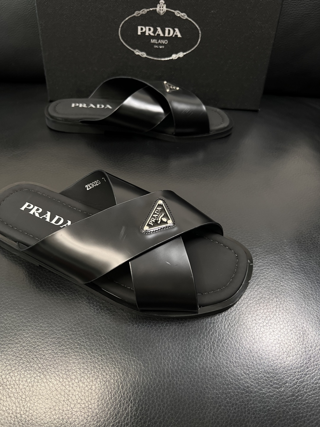 Prada  顶级工艺品，普拉达  拖鞋专柜同步，原厂配置意大利进口牛皮面料，进口牛皮内里垫，透气舒适，