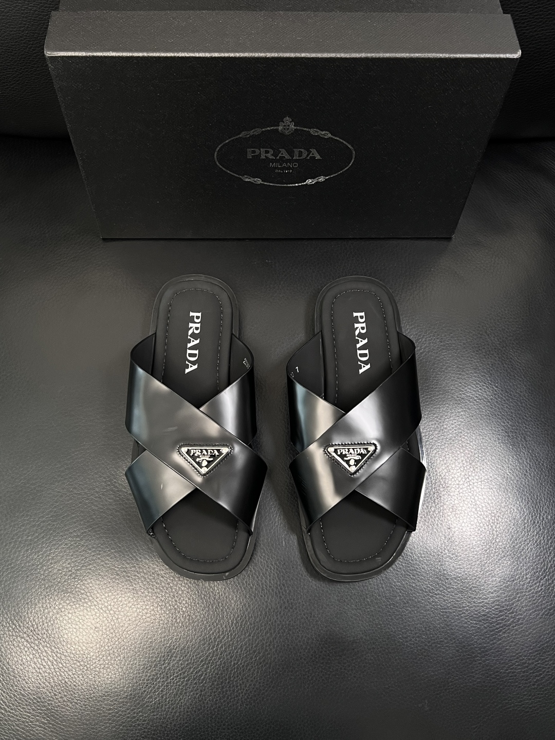 Prada  顶级工艺品，普拉达  拖鞋专柜同步，原厂配置意大利进口牛皮面料，进口牛皮内里垫，透气舒适，