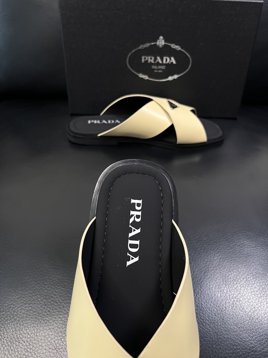 Prada  顶级工艺品，普拉达  拖鞋专柜同步，原厂配置意大利进口牛皮面料，进口牛皮内里垫，透气舒适，