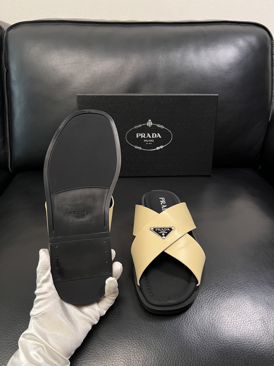 Prada  顶级工艺品，普拉达  拖鞋专柜同步，原厂配置意大利进口牛皮面料，进口牛皮内里垫，透气舒适，