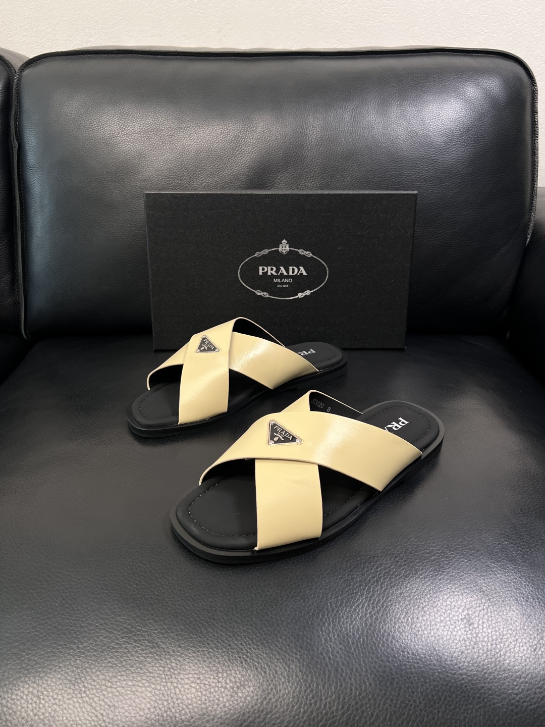 Prada  顶级工艺品，普拉达  拖鞋专柜同步，原厂配置意大利进口牛皮面料，进口牛皮内里垫，透气舒适，