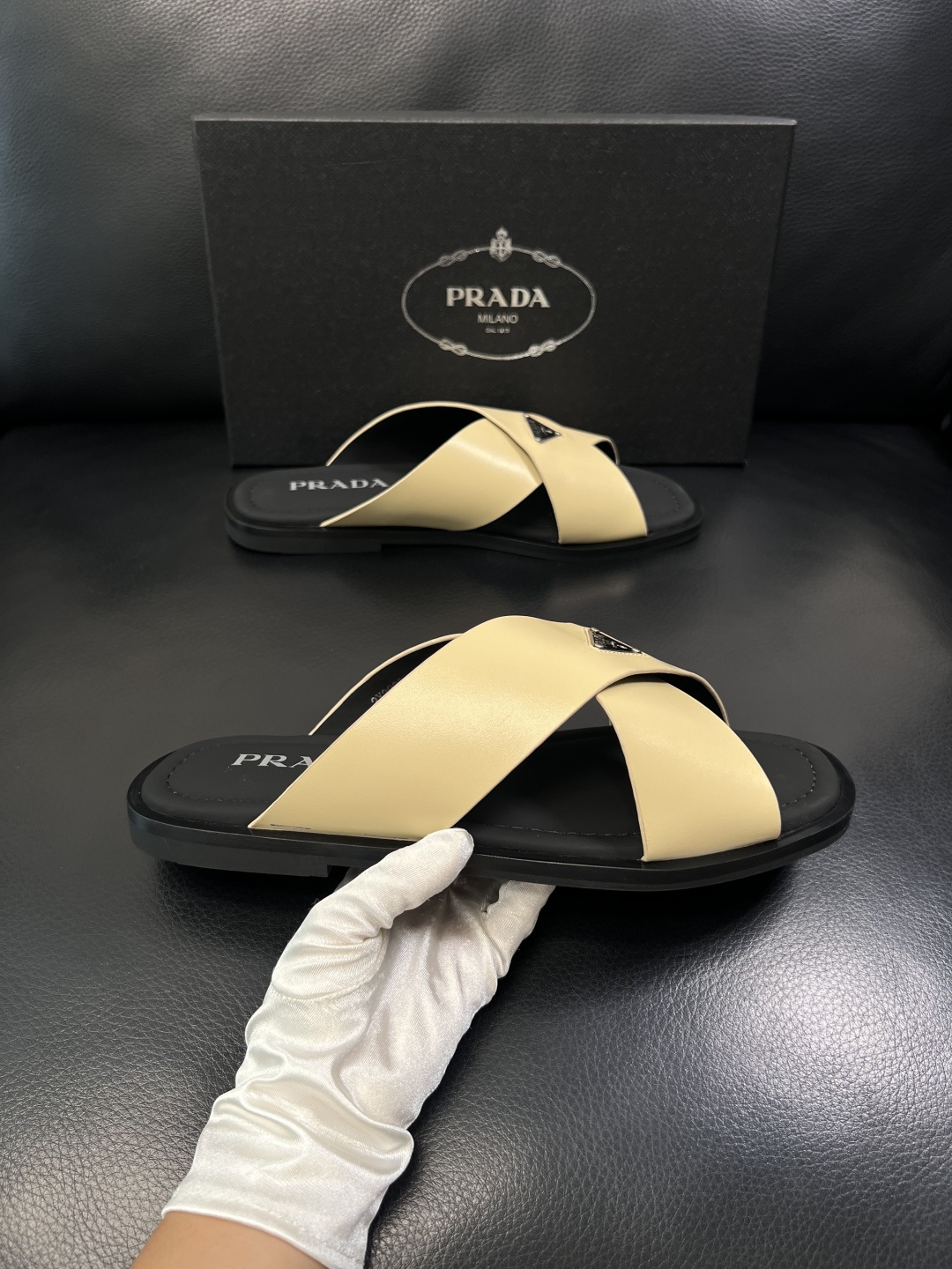 Prada  顶级工艺品，普拉达  拖鞋专柜同步，原厂配置意大利进口牛皮面料，进口牛皮内里垫，透气舒适，
