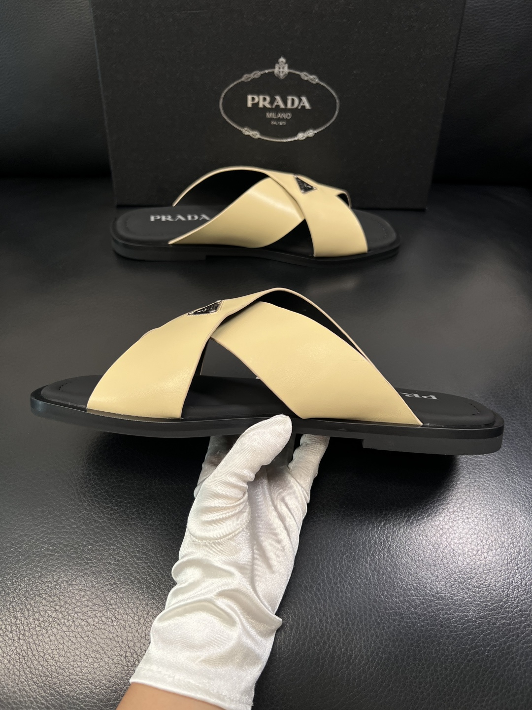 Prada  顶级工艺品，普拉达  拖鞋专柜同步，原厂配置意大利进口牛皮面料，进口牛皮内里垫，透气舒适，
