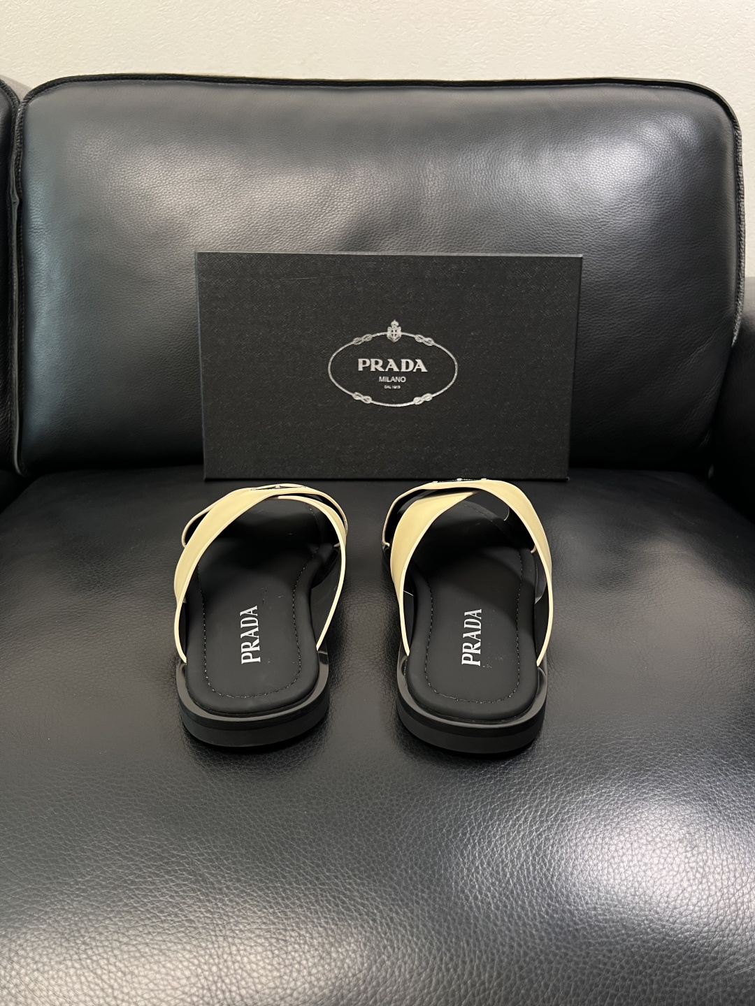 Prada  顶级工艺品，普拉达  拖鞋专柜同步，原厂配置意大利进口牛皮面料，进口牛皮内里垫，透气舒适，