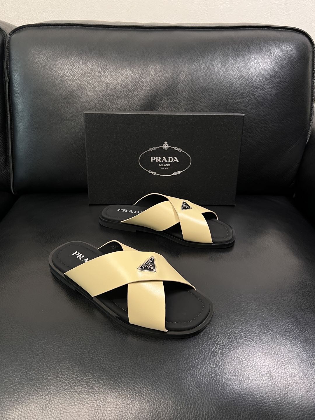 Prada  顶级工艺品，普拉达  拖鞋专柜同步，原厂配置意大利进口牛皮面料，进口牛皮内里垫，透气舒适，