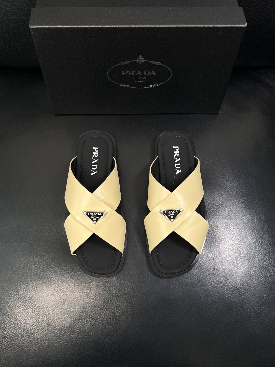 Prada  顶级工艺品，普拉达  拖鞋专柜同步，原厂配置意大利进口牛皮面料，进口牛皮内里垫，透气舒适，