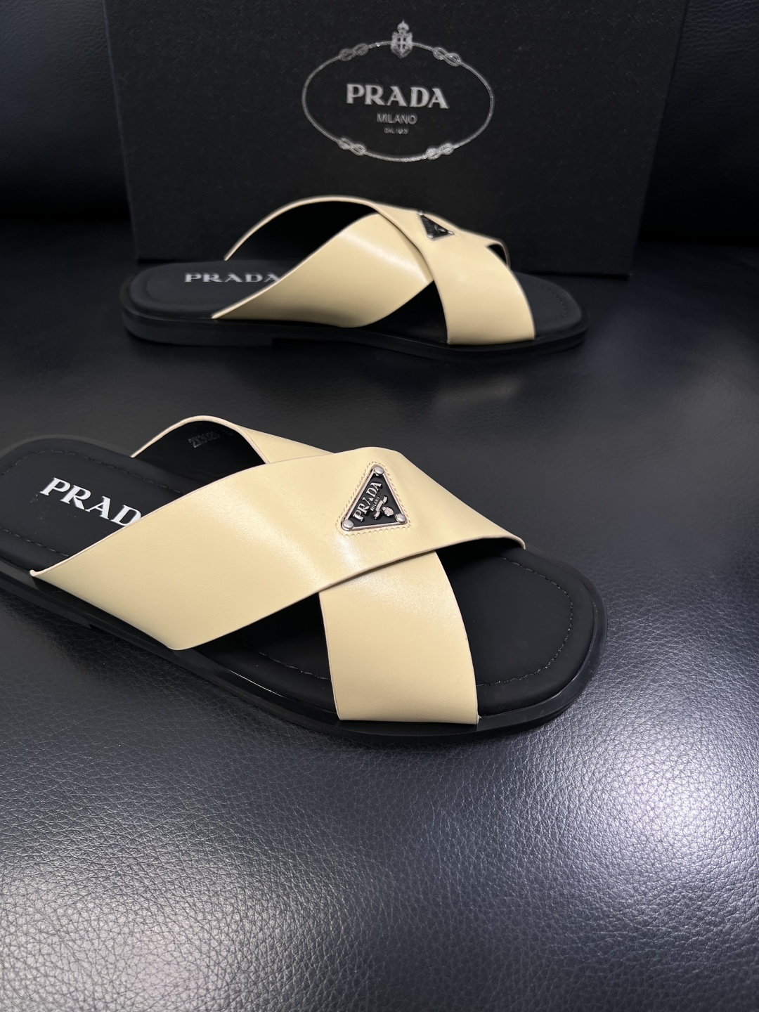 Prada  顶级工艺品，普拉达  拖鞋专柜同步，原厂配置意大利进口牛皮面料，进口牛皮内里垫，透气舒适，