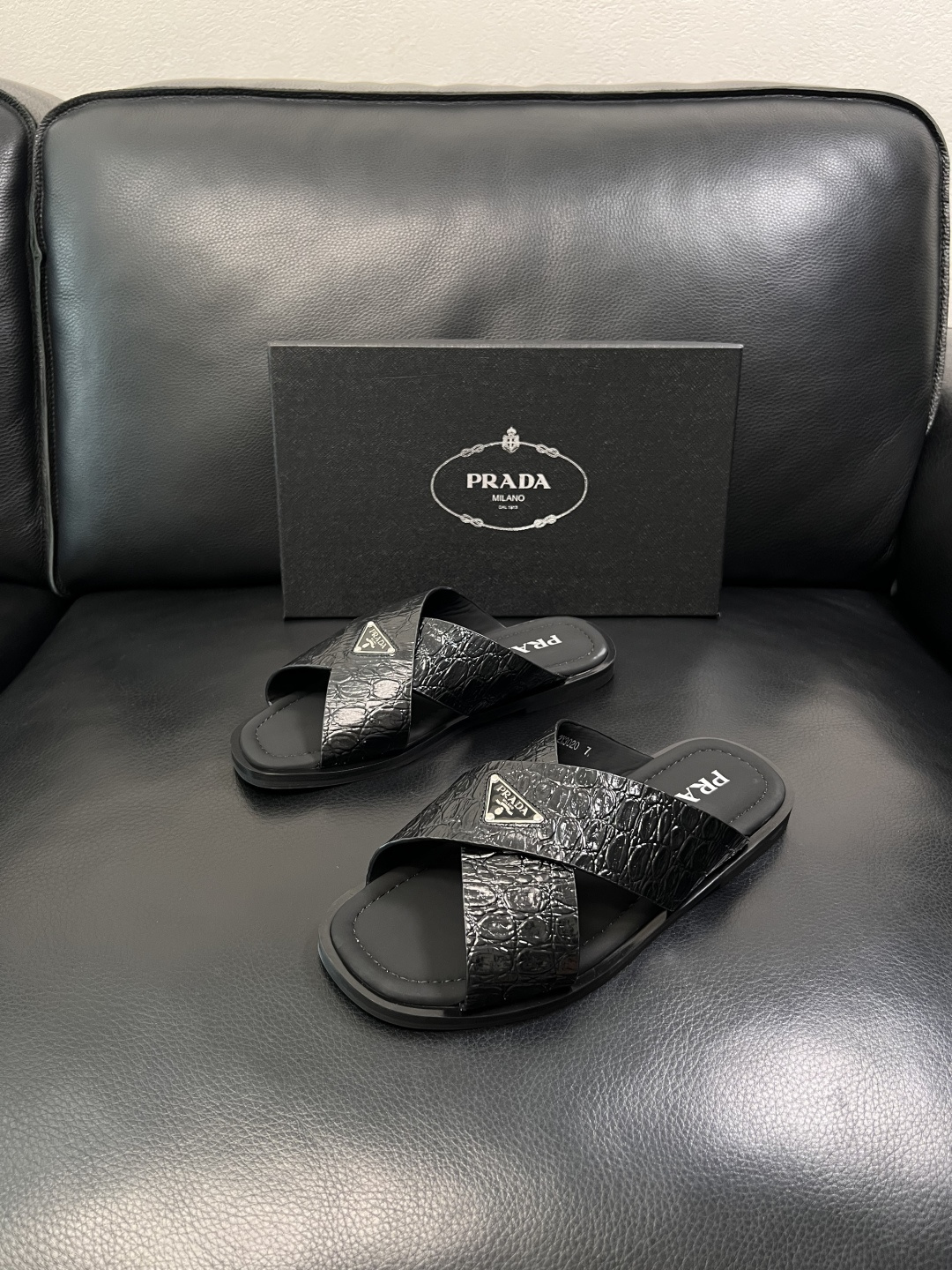 Prada  顶级工艺品，普拉达  拖鞋专柜同步，原厂配置意大利进口牛皮面料，进口牛皮内里垫，透气舒适，