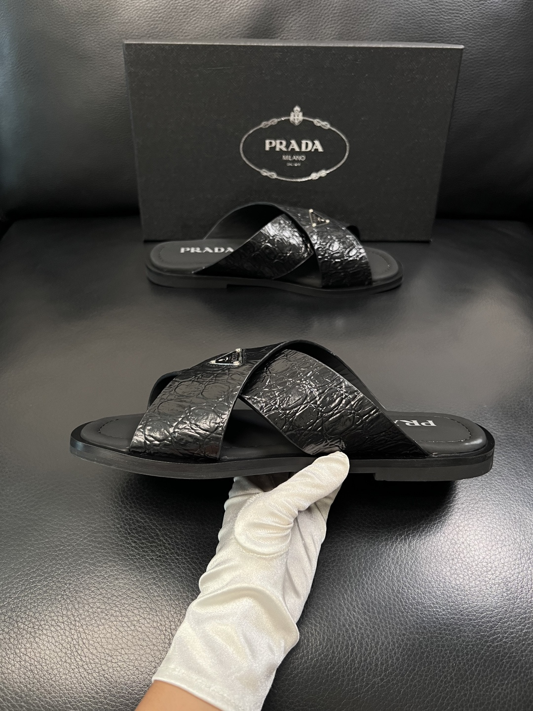 Prada  顶级工艺品，普拉达  拖鞋专柜同步，原厂配置意大利进口牛皮面料，进口牛皮内里垫，透气舒适，