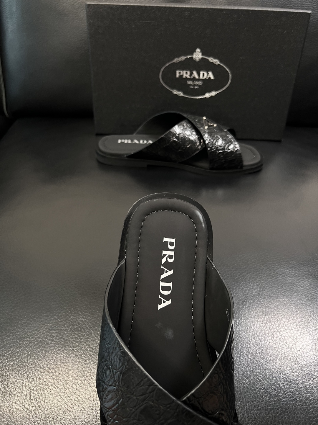 Prada  顶级工艺品，普拉达  拖鞋专柜同步，原厂配置意大利进口牛皮面料，进口牛皮内里垫，透气舒适，