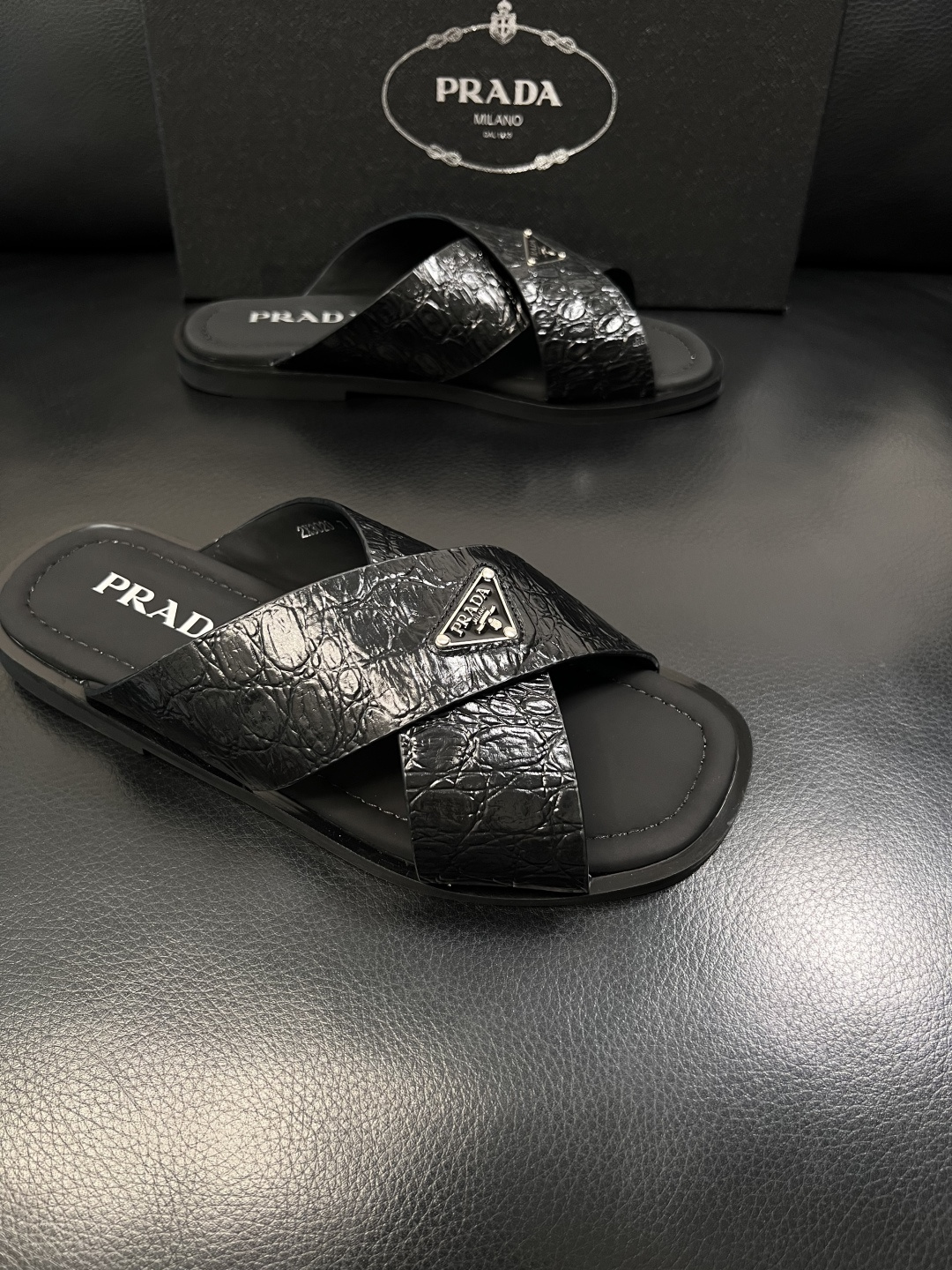 Prada  顶级工艺品，普拉达  拖鞋专柜同步，原厂配置意大利进口牛皮面料，进口牛皮内里垫，透气舒适，