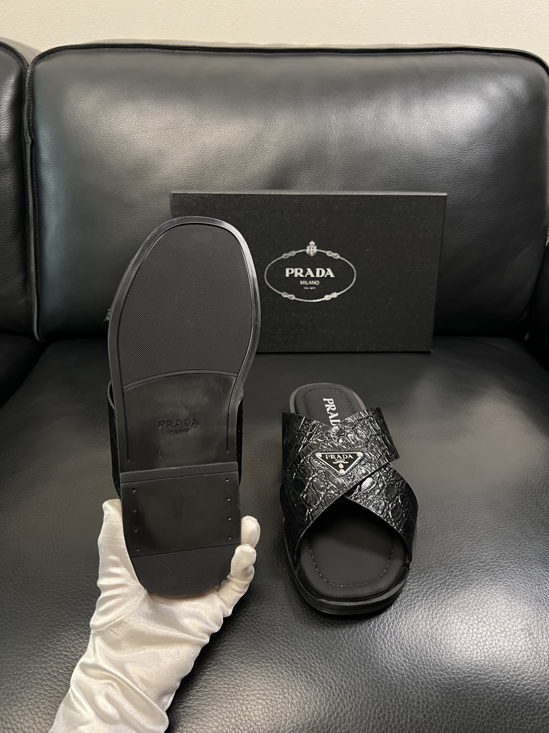 Prada  顶级工艺品，普拉达  拖鞋专柜同步，原厂配置意大利进口牛皮面料，进口牛皮内里垫，透气舒适，