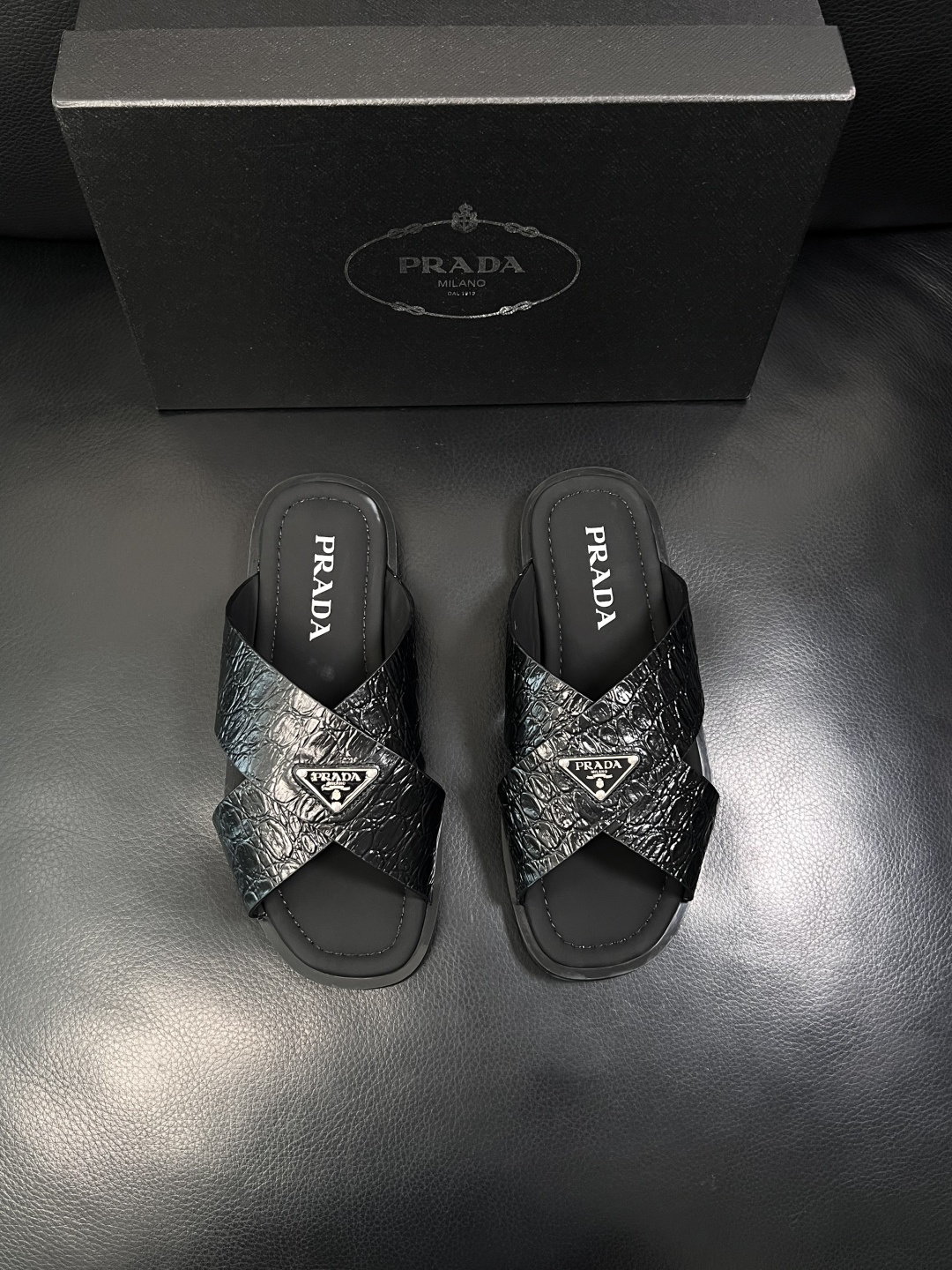 Prada  顶级工艺品，普拉达  拖鞋专柜同步，原厂配置意大利进口牛皮面料，进口牛皮内里垫，透气舒适，