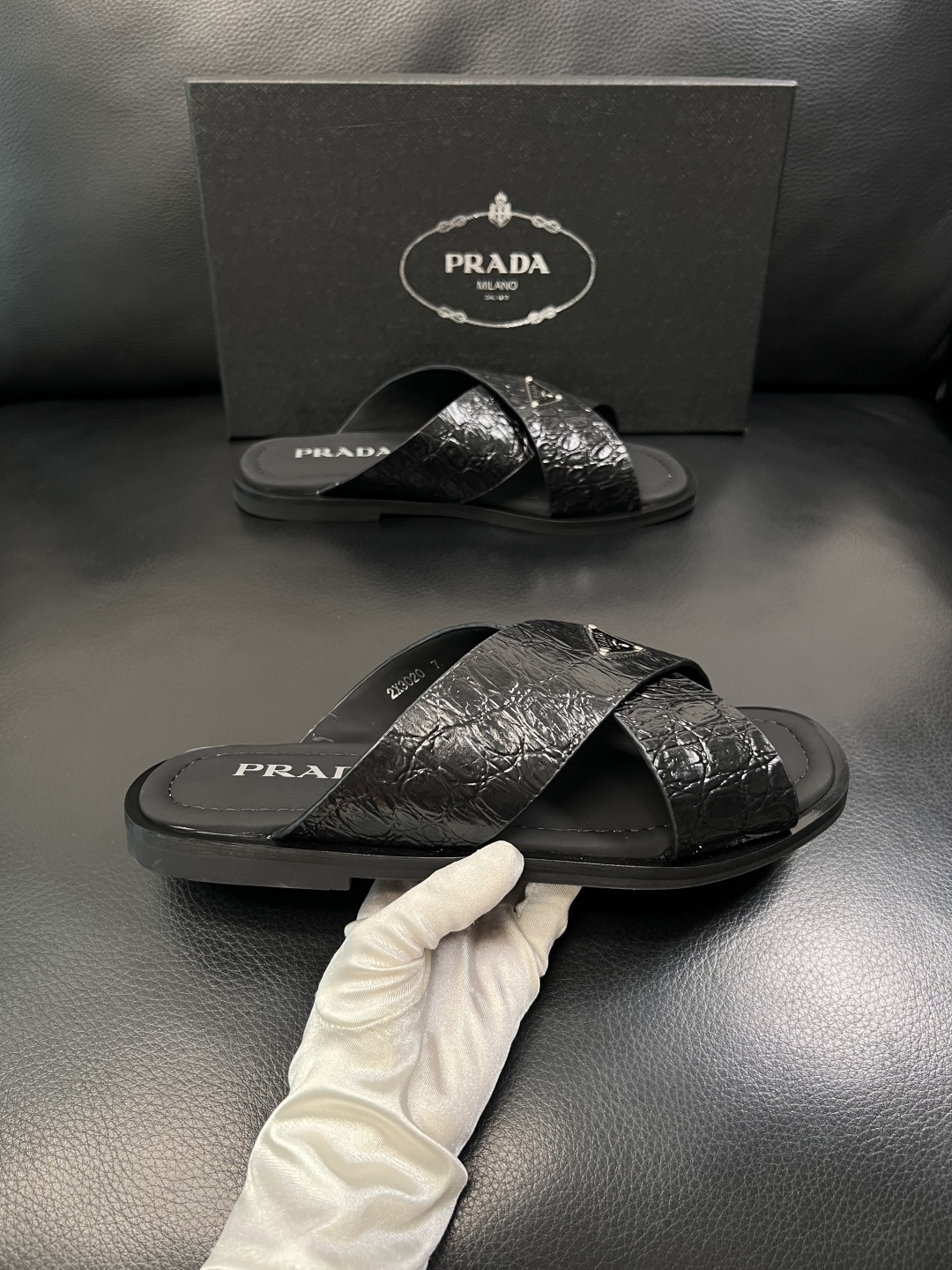 Prada  顶级工艺品，普拉达  拖鞋专柜同步，原厂配置意大利进口牛皮面料，进口牛皮内里垫，透气舒适，