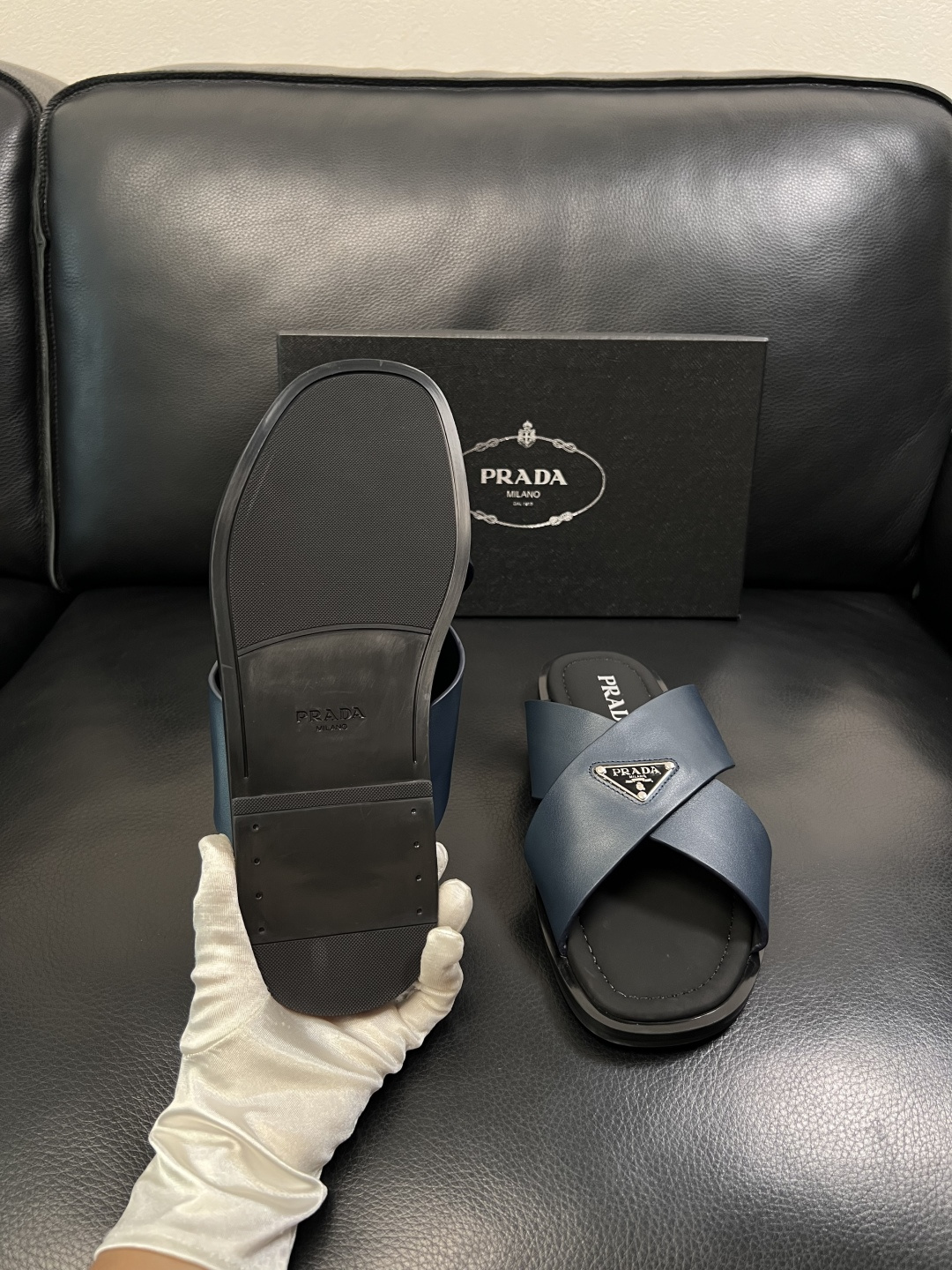 Prada  顶级工艺品，普拉达  拖鞋专柜同步，原厂配置意大利进口牛皮面料，进口牛皮内里垫，透气舒适，