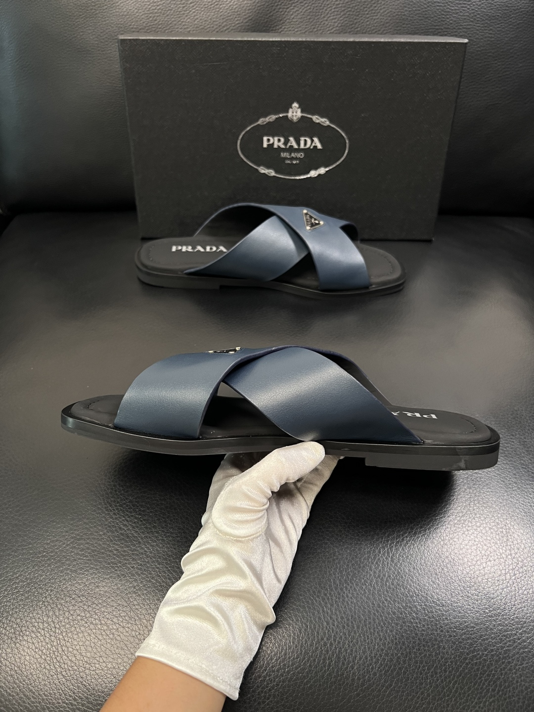 Prada  顶级工艺品，普拉达  拖鞋专柜同步，原厂配置意大利进口牛皮面料，进口牛皮内里垫，透气舒适，