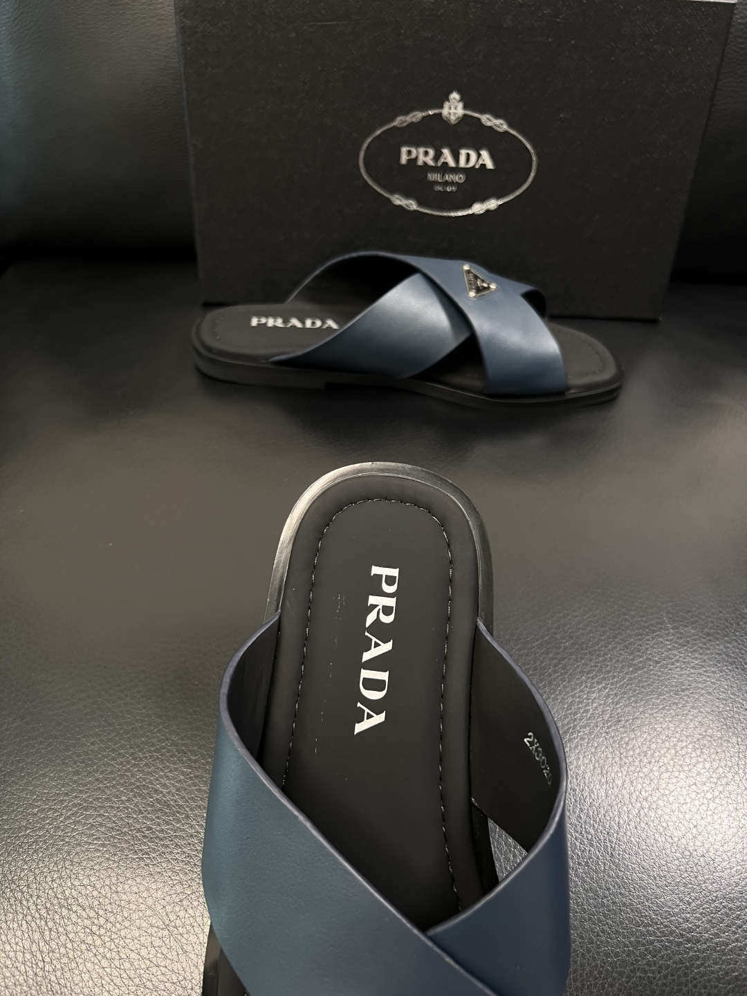 Prada  顶级工艺品，普拉达  拖鞋专柜同步，原厂配置意大利进口牛皮面料，进口牛皮内里垫，透气舒适，