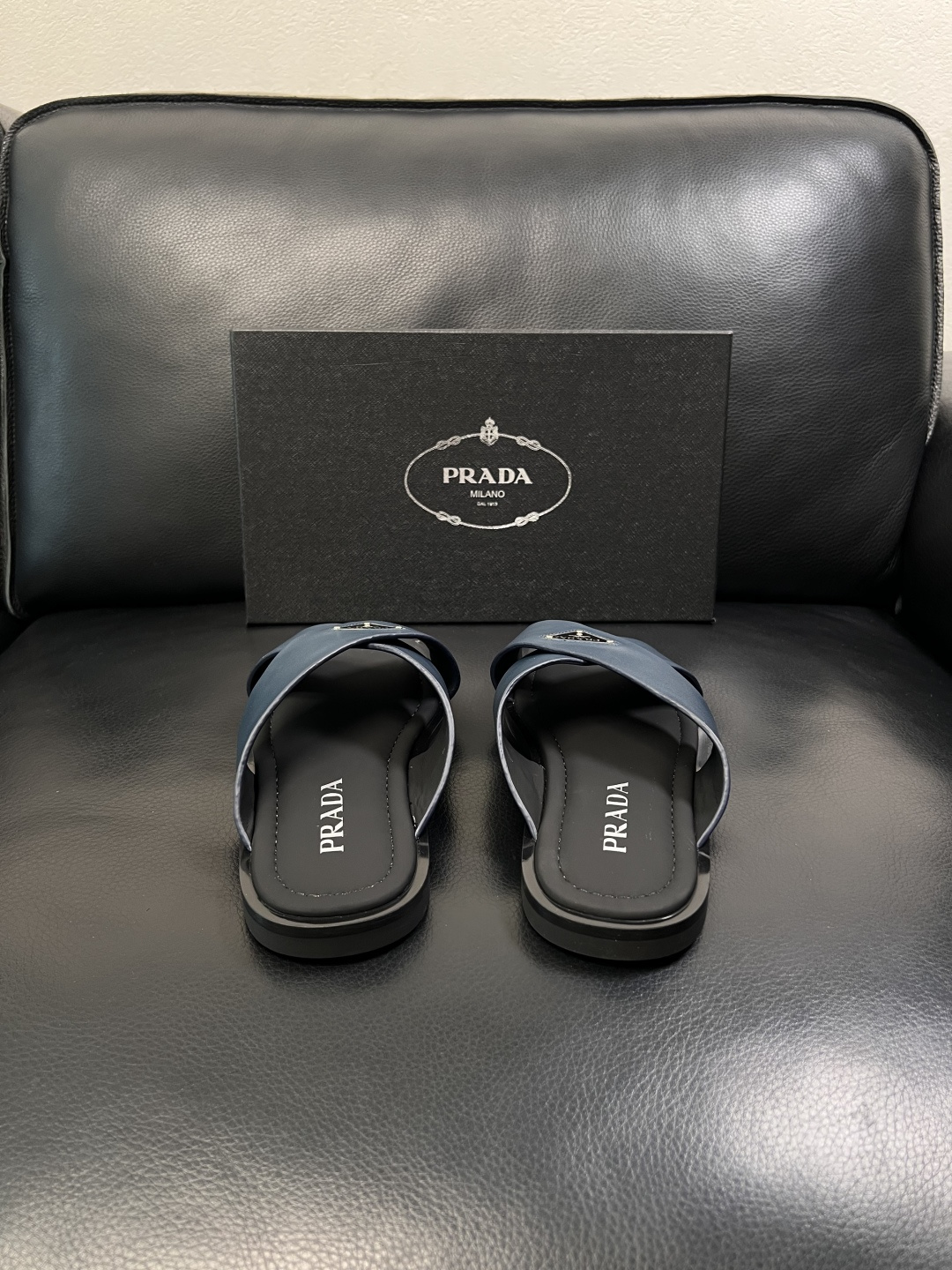 Prada  顶级工艺品，普拉达  拖鞋专柜同步，原厂配置意大利进口牛皮面料，进口牛皮内里垫，透气舒适，