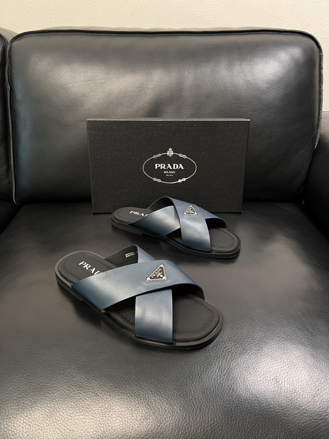 Prada  顶级工艺品，普拉达  拖鞋专柜同步，原厂配置意大利进口牛皮面料，进口牛皮内里垫，透气舒适，