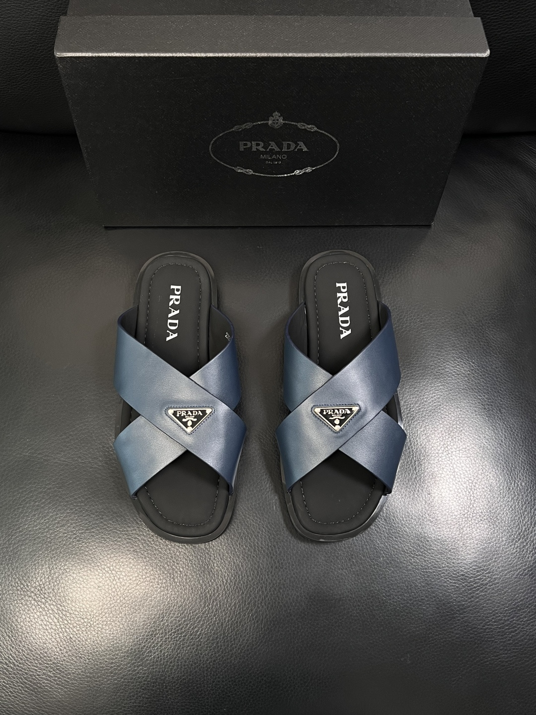 Prada  顶级工艺品，普拉达  拖鞋专柜同步，原厂配置意大利进口牛皮面料，进口牛皮内里垫，透气舒适，