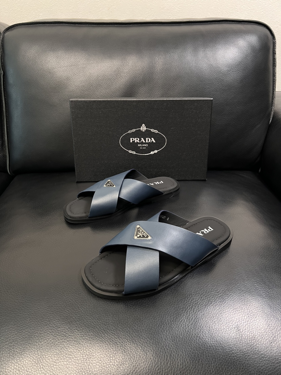 Prada  顶级工艺品，普拉达  拖鞋专柜同步，原厂配置意大利进口牛皮面料，进口牛皮内里垫，透气舒适，