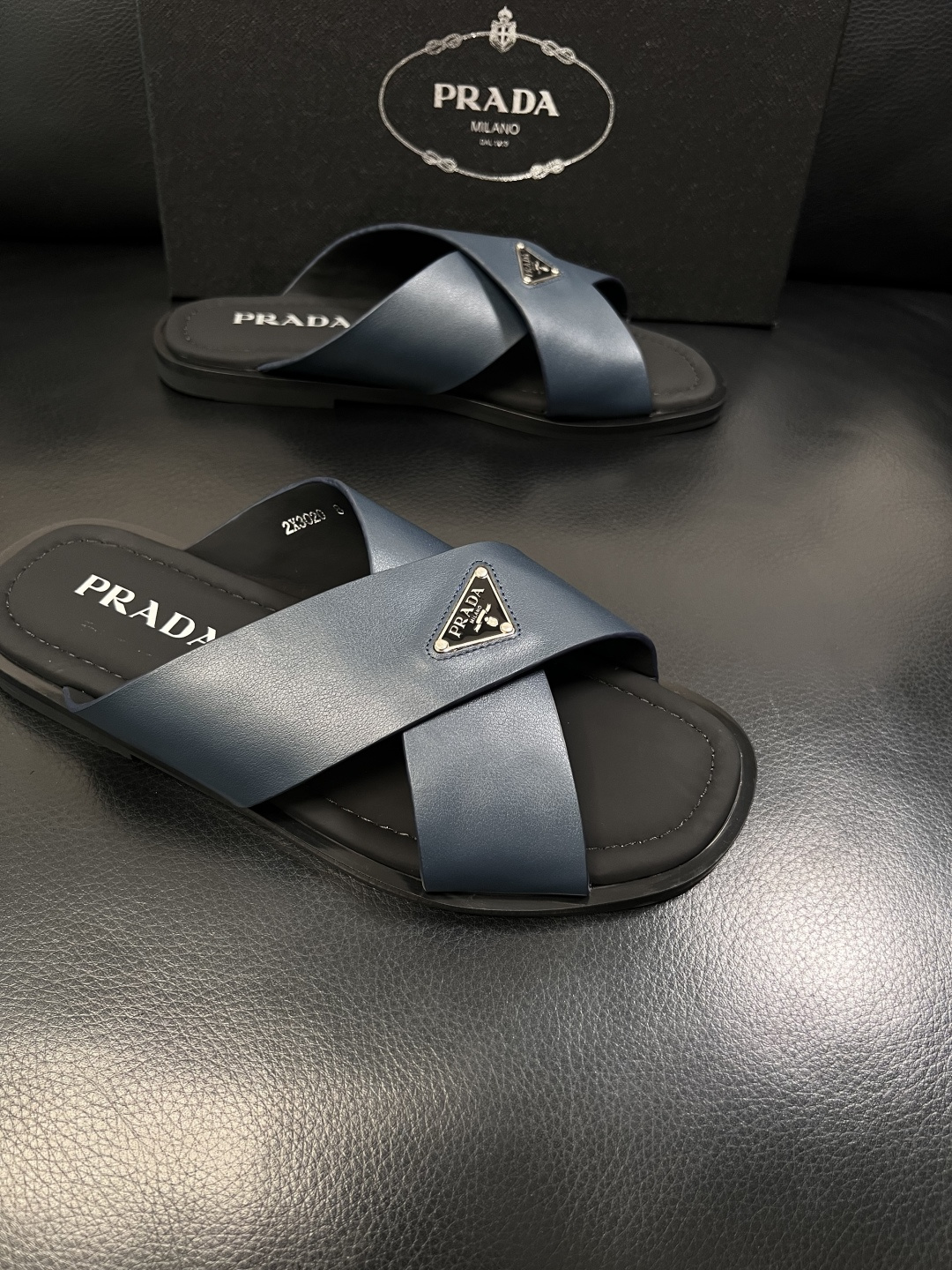 Prada  顶级工艺品，普拉达  拖鞋专柜同步，原厂配置意大利进口牛皮面料，进口牛皮内里垫，透气舒适，