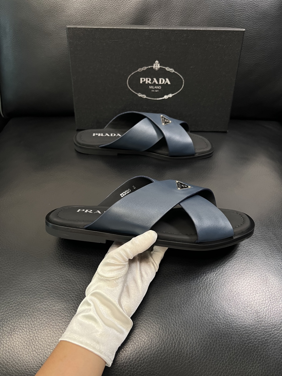 Prada  顶级工艺品，普拉达  拖鞋专柜同步，原厂配置意大利进口牛皮面料，进口牛皮内里垫，透气舒适，