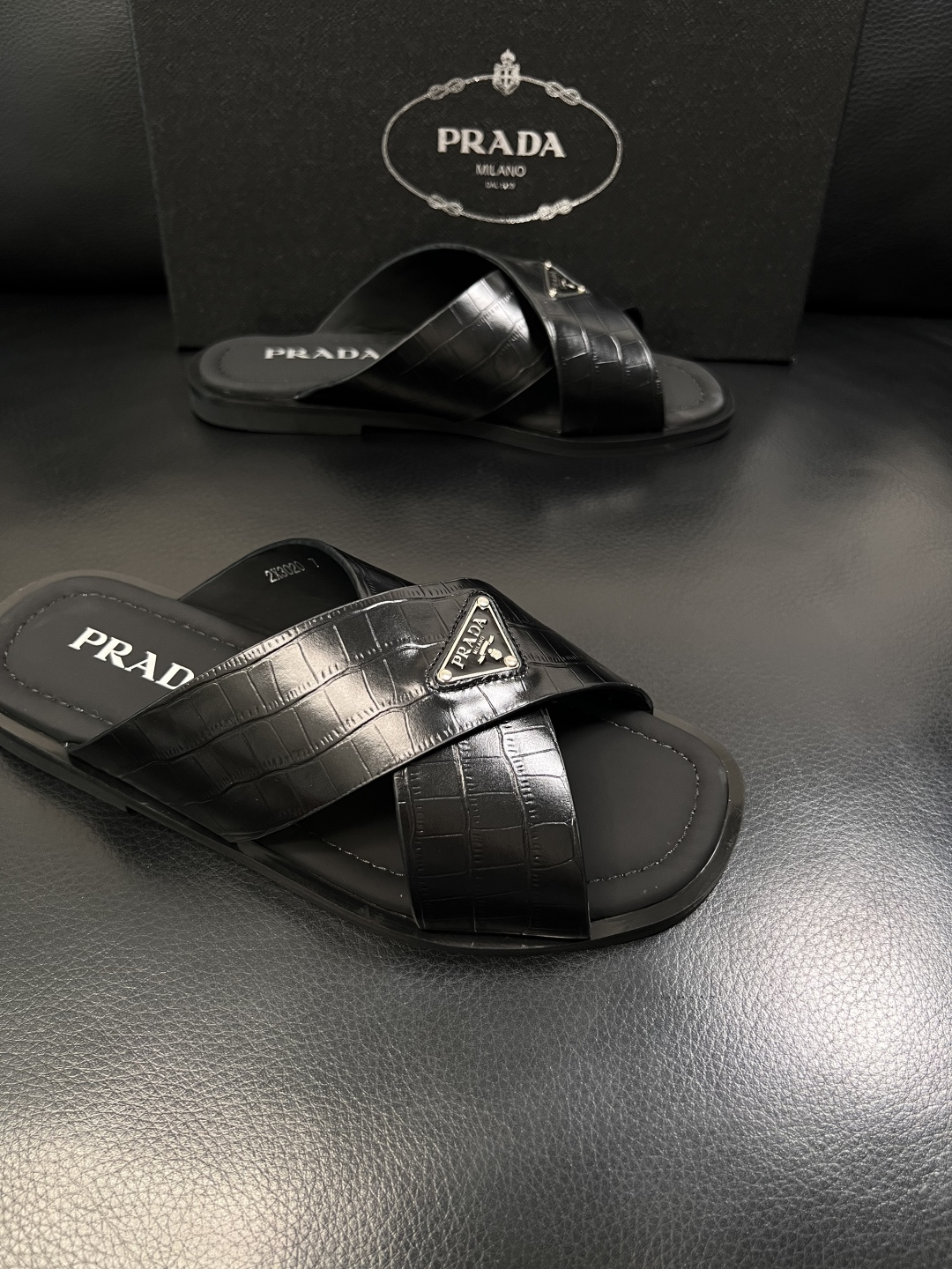 Prada  顶级工艺品，普拉达  拖鞋专柜同步，原厂配置意大利进口牛皮面料，进口牛皮内里垫，透气舒适，