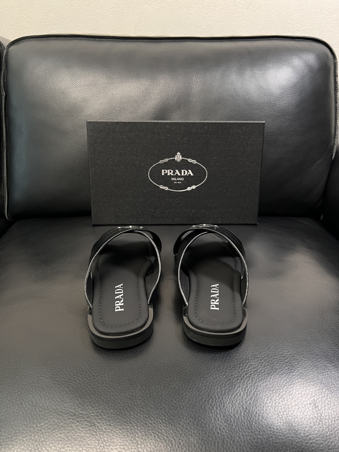 Prada  顶级工艺品，普拉达  拖鞋专柜同步，原厂配置意大利进口牛皮面料，进口牛皮内里垫，透气舒适，