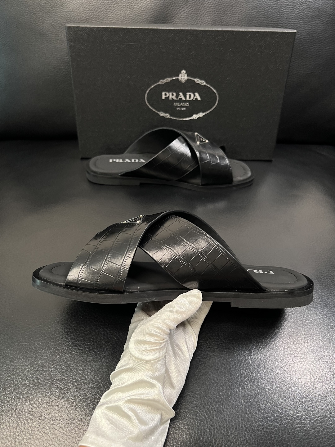 Prada  顶级工艺品，普拉达  拖鞋专柜同步，原厂配置意大利进口牛皮面料，进口牛皮内里垫，透气舒适，