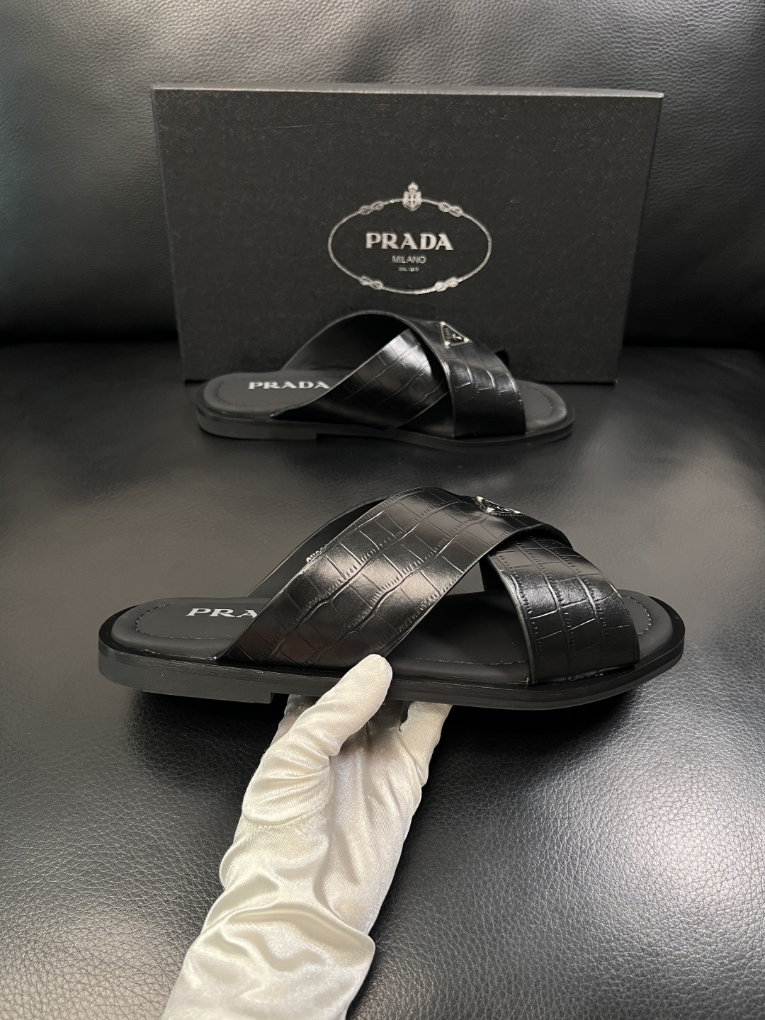 Prada  顶级工艺品，普拉达  拖鞋专柜同步，原厂配置意大利进口牛皮面料，进口牛皮内里垫，透气舒适，