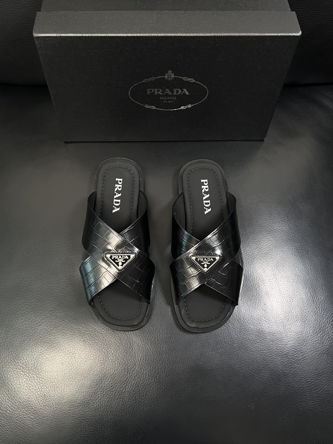 Prada  顶级工艺品，普拉达  拖鞋专柜同步，原厂配置意大利进口牛皮面料，进口牛皮内里垫，透气舒适，