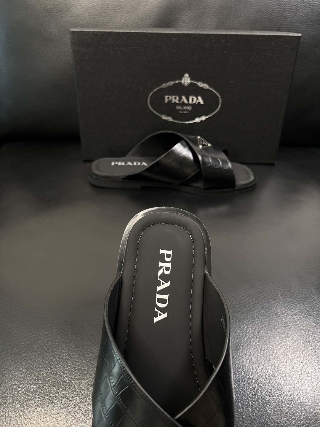 Prada  顶级工艺品，普拉达  拖鞋专柜同步，原厂配置意大利进口牛皮面料，进口牛皮内里垫，透气舒适，