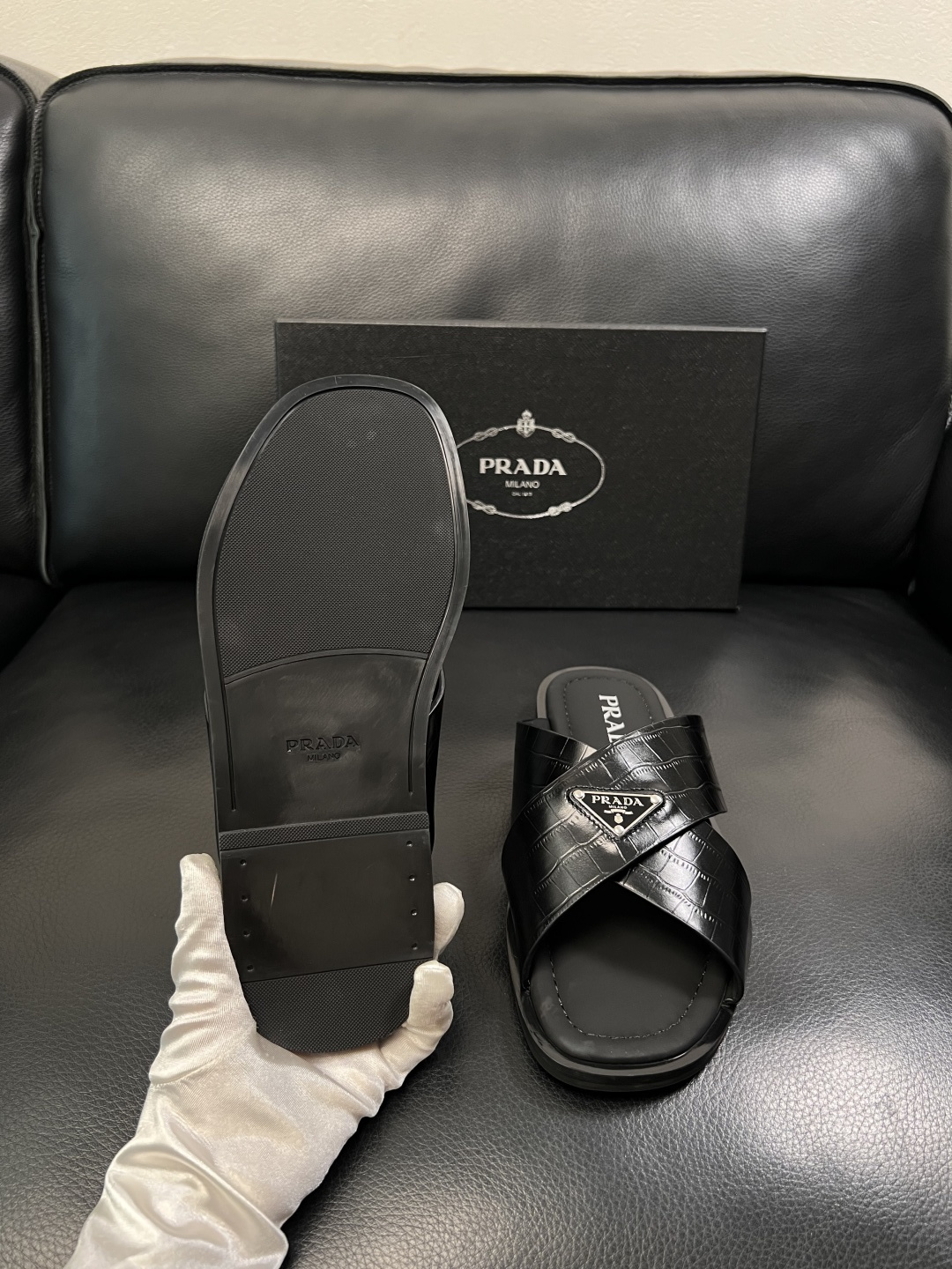Prada  顶级工艺品，普拉达  拖鞋专柜同步，原厂配置意大利进口牛皮面料，进口牛皮内里垫，透气舒适，
