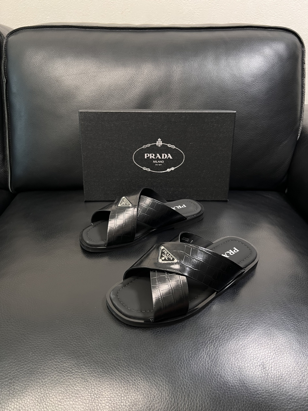 Prada  顶级工艺品，普拉达  拖鞋专柜同步，原厂配置意大利进口牛皮面料，进口牛皮内里垫，透气舒适，
