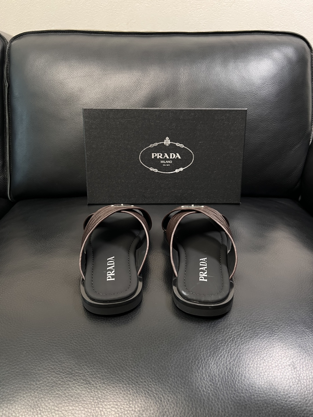 Prada  顶级工艺品，普拉达  拖鞋专柜同步，原厂配置意大利进口牛皮面料，进口牛皮内里垫，透气舒适，