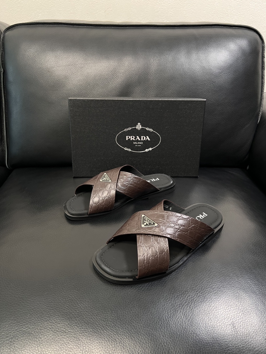 Prada  顶级工艺品，普拉达  拖鞋专柜同步，原厂配置意大利进口牛皮面料，进口牛皮内里垫，透气舒适，