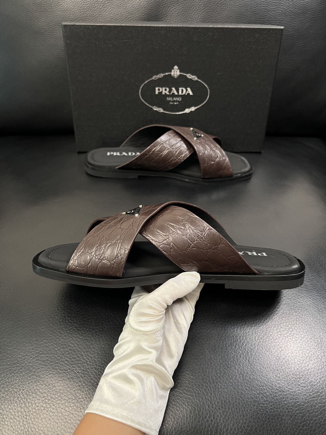 Prada  顶级工艺品，普拉达  拖鞋专柜同步，原厂配置意大利进口牛皮面料，进口牛皮内里垫，透气舒适，