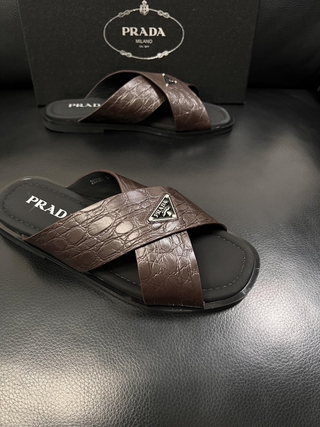 Prada  顶级工艺品，普拉达  拖鞋专柜同步，原厂配置意大利进口牛皮面料，进口牛皮内里垫，透气舒适，