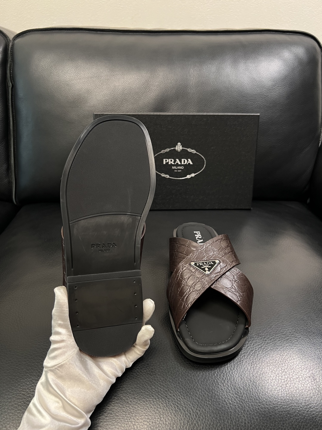 Prada  顶级工艺品，普拉达  拖鞋专柜同步，原厂配置意大利进口牛皮面料，进口牛皮内里垫，透气舒适，