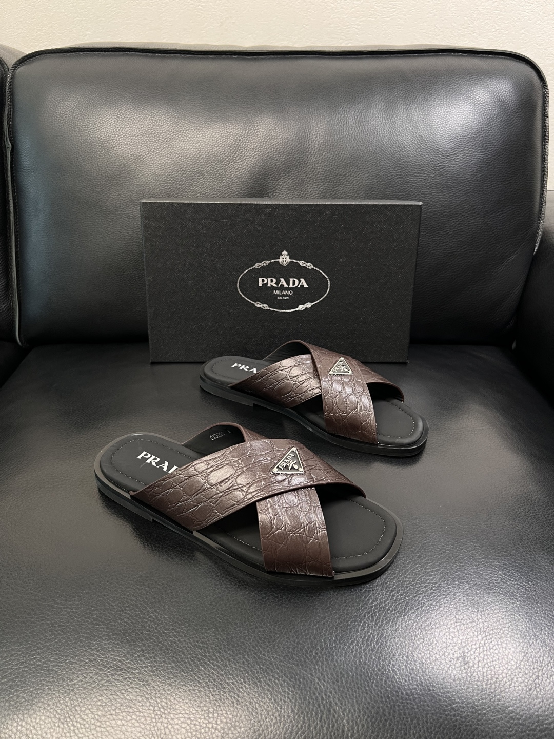 Prada  顶级工艺品，普拉达  拖鞋专柜同步，原厂配置意大利进口牛皮面料，进口牛皮内里垫，透气舒适，