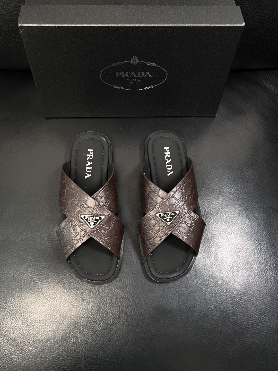 Prada  顶级工艺品，普拉达  拖鞋专柜同步，原厂配置意大利进口牛皮面料，进口牛皮内里垫，透气舒适，