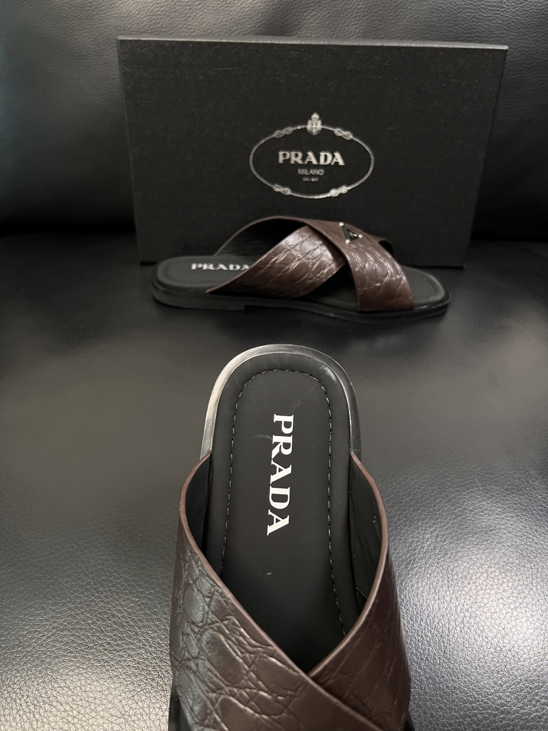 Prada  顶级工艺品，普拉达  拖鞋专柜同步，原厂配置意大利进口牛皮面料，进口牛皮内里垫，透气舒适，