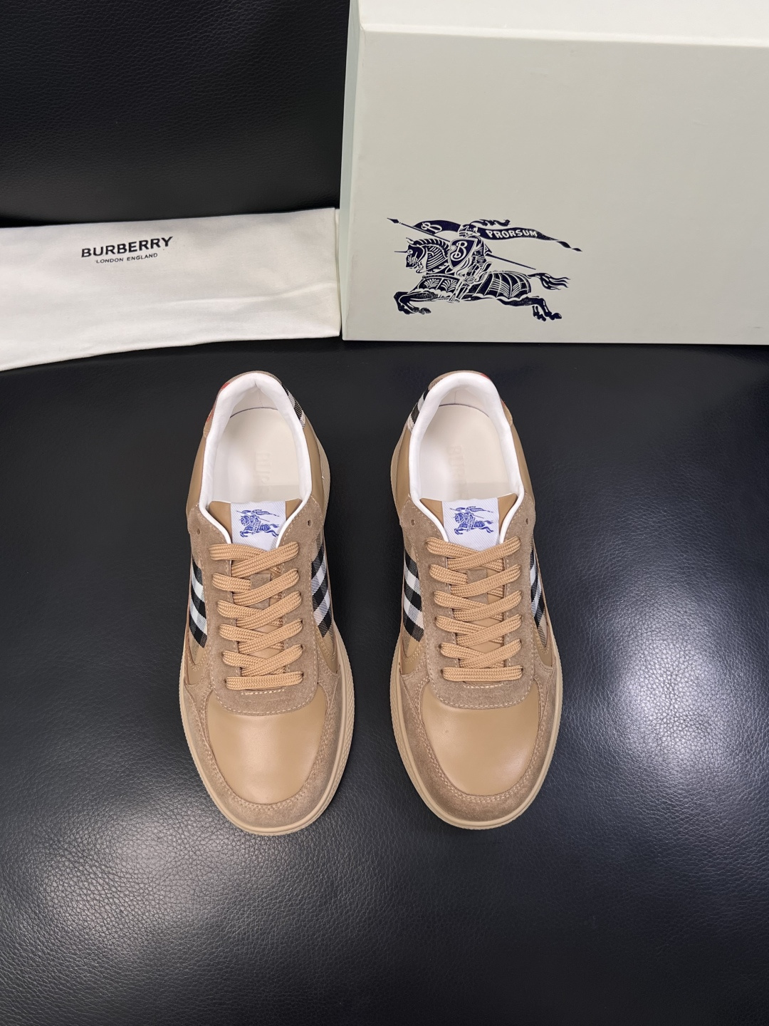 BURBERRY  顶级工艺品 巴宝莉 专柜同步，原厂配置意大利进口牛皮面料，高品质复杂拼接工艺，进口牛