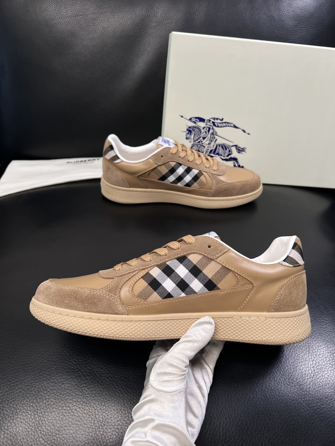 BURBERRY  顶级工艺品 巴宝莉 专柜同步，原厂配置意大利进口牛皮面料，高品质复杂拼接工艺，进口牛