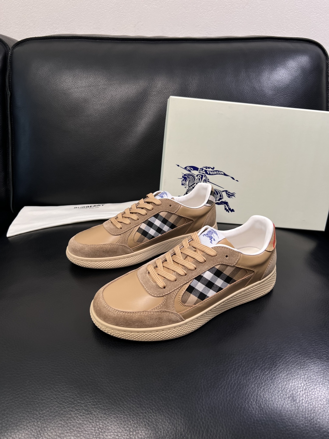 BURBERRY  顶级工艺品 巴宝莉 专柜同步，原厂配置意大利进口牛皮面料，高品质复杂拼接工艺，进口牛