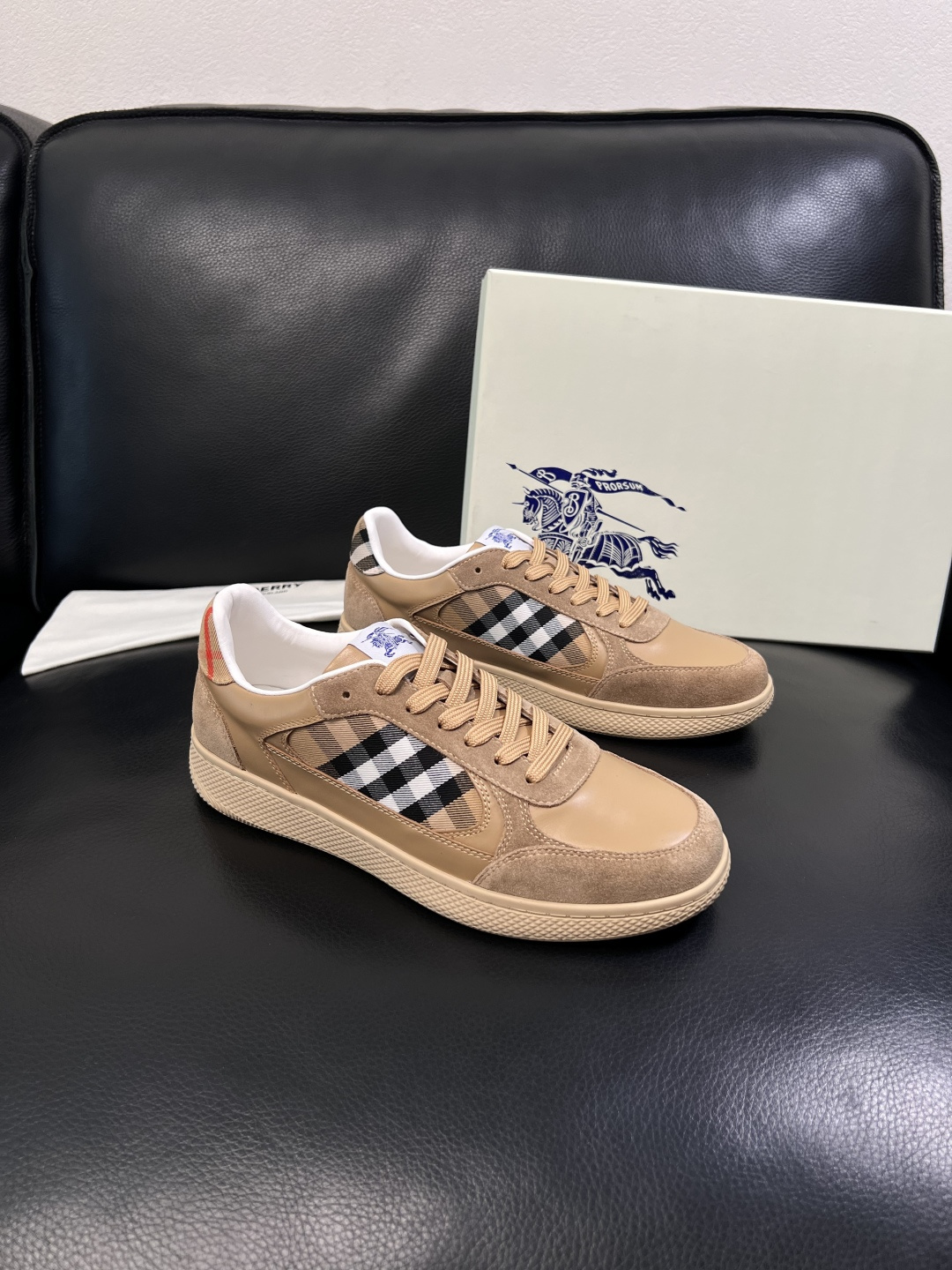 BURBERRY  顶级工艺品 巴宝莉 专柜同步，原厂配置意大利进口牛皮面料，高品质复杂拼接工艺，进口牛