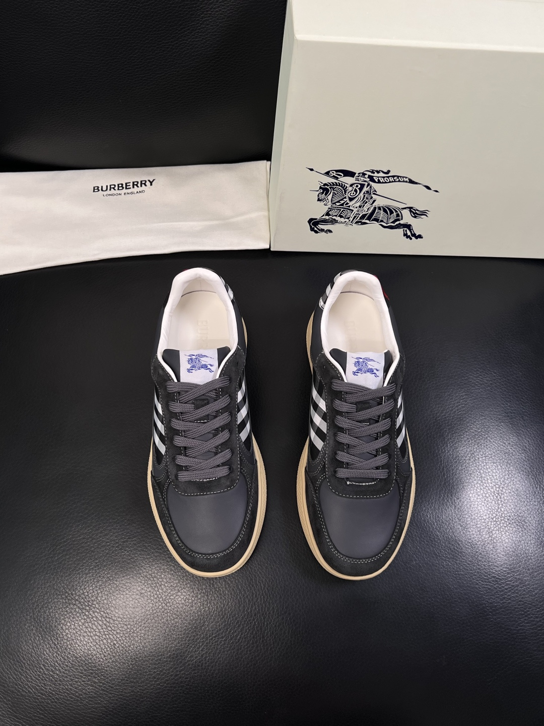 BURBERRY  顶级工艺品 巴宝莉 专柜同步，原厂配置意大利进口牛皮面料，高品质复杂拼接工艺，进口牛